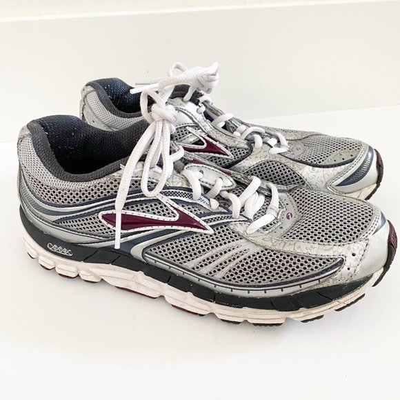 brooks addiction tennis shoes